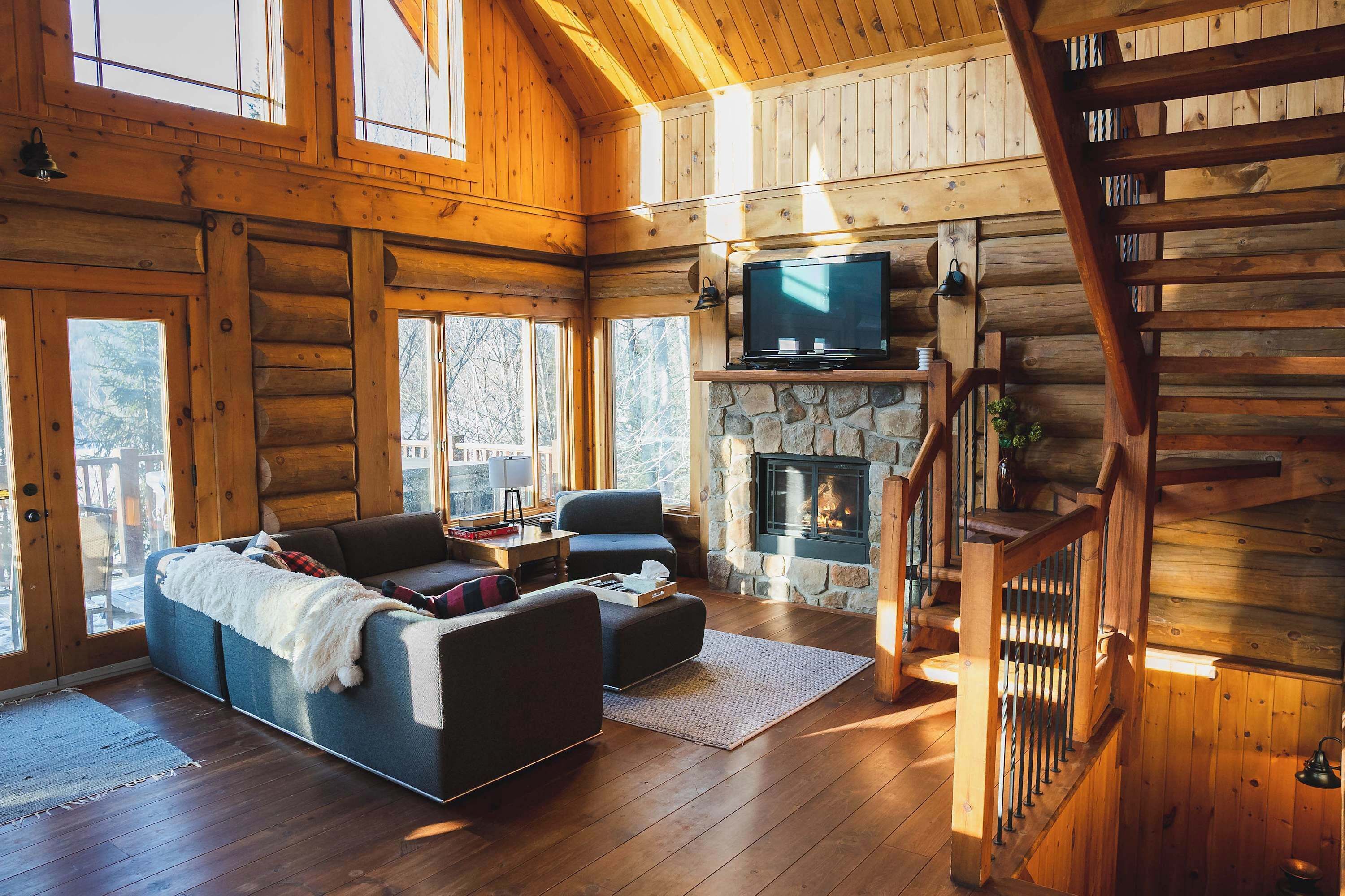 Televisión, chimenea, libros y oficina 