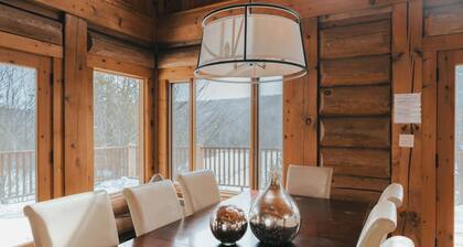 Tyylikäs perinteinen hirsimökki, jossa on spa ja kaunis näköala järvelle