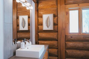 Bañera, secador de pelo, pantuflas, toallas