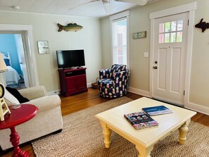 TV connectée, lecteur de DVD, jouets, livres