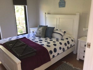 4 bedrooms, iron/ironing board, WiFi, bed sheets - RELAX AT SEABREEZE ESCAPE  (Cape Paterson)