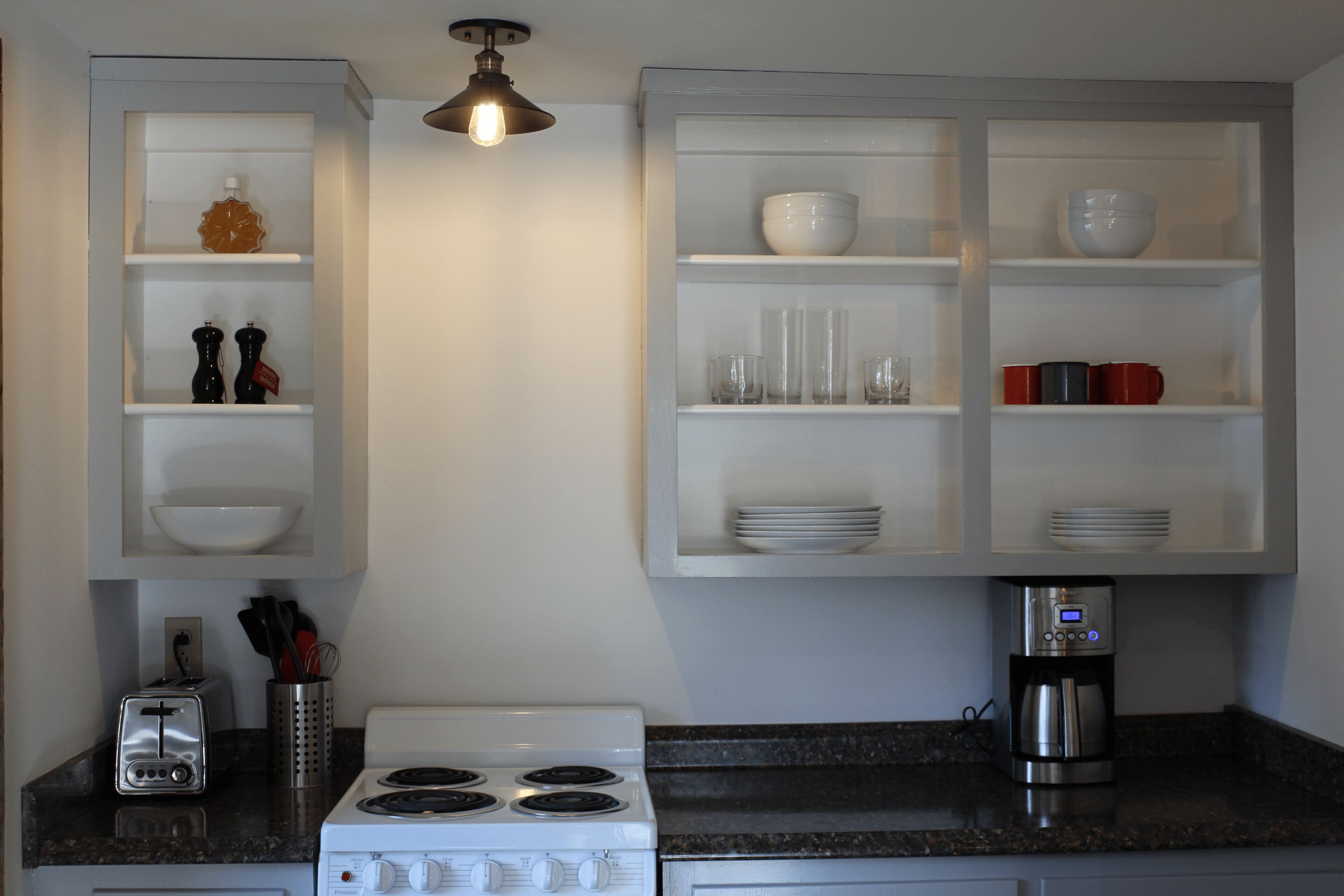 Cool Barn reno with views. 5 mins to hike, restaurants, fishing...