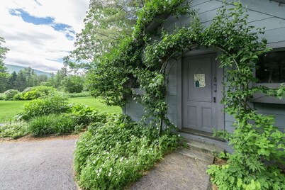 Cool Barn renovation with views. 5 mins to hikes, restaurants, fishing and more!