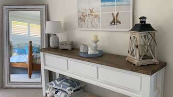 4 chambres, bureau, fer et planche à repasser, lit parapluie