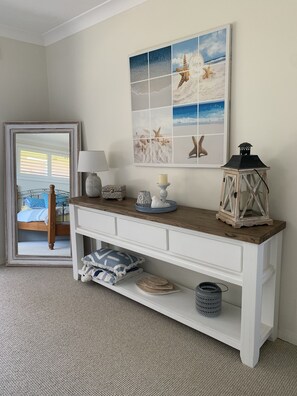 4 bedrooms, desk, iron/ironing board, travel cot - Large comfortable house just a stones throw from the beach. Pets welcome! (Culburra Beach)