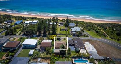 Large comfortable house just a stones throw from the beach. Pets welcome!