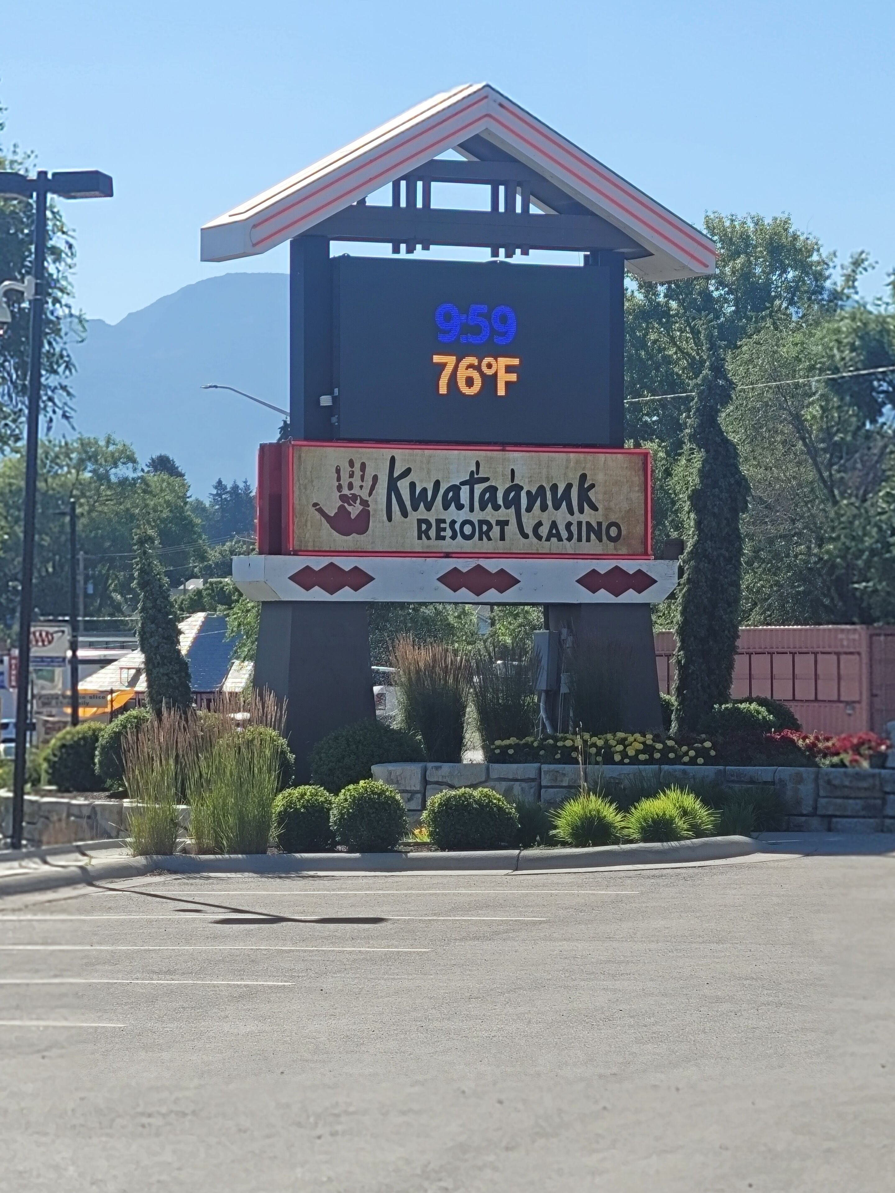 A sign for Kwataqnuk Resort Casino with a temperature display of 76°F and a height of 959.