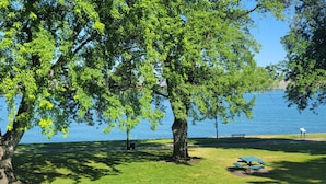 Un parc amb taula de pícnic i bancs al costat d'un llac.