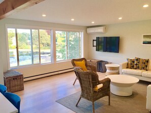 Smart TV, reproductor de DVD, libros y estéreo 