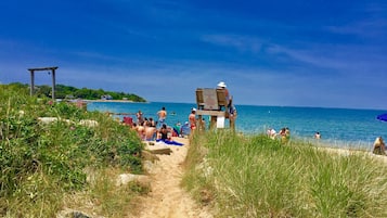 Playa en los alrededores, camastros y toallas de playa