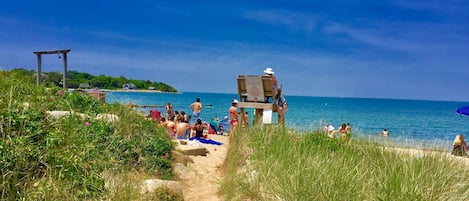 Vlak bij het strand, ligstoelen aan het strand, strandlakens