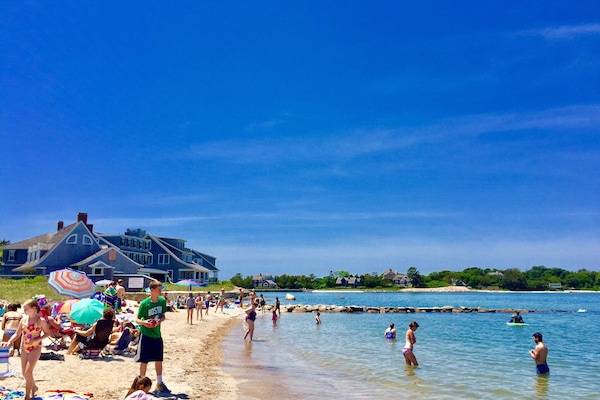 Ranta lähistöllä, aurinkotuoleja, rantapyyhkeitä