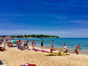 Beach nearby, sun-loungers, beach towels