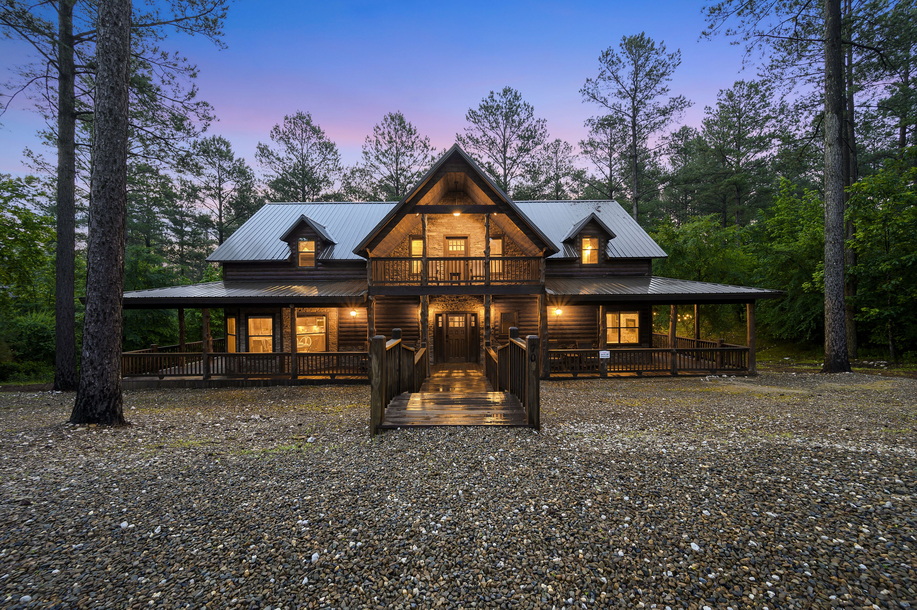 'ALL SPRUCED UP' 5 STAR Luxury Cabin & Sleeps 18--ALL THE AMENITIES!