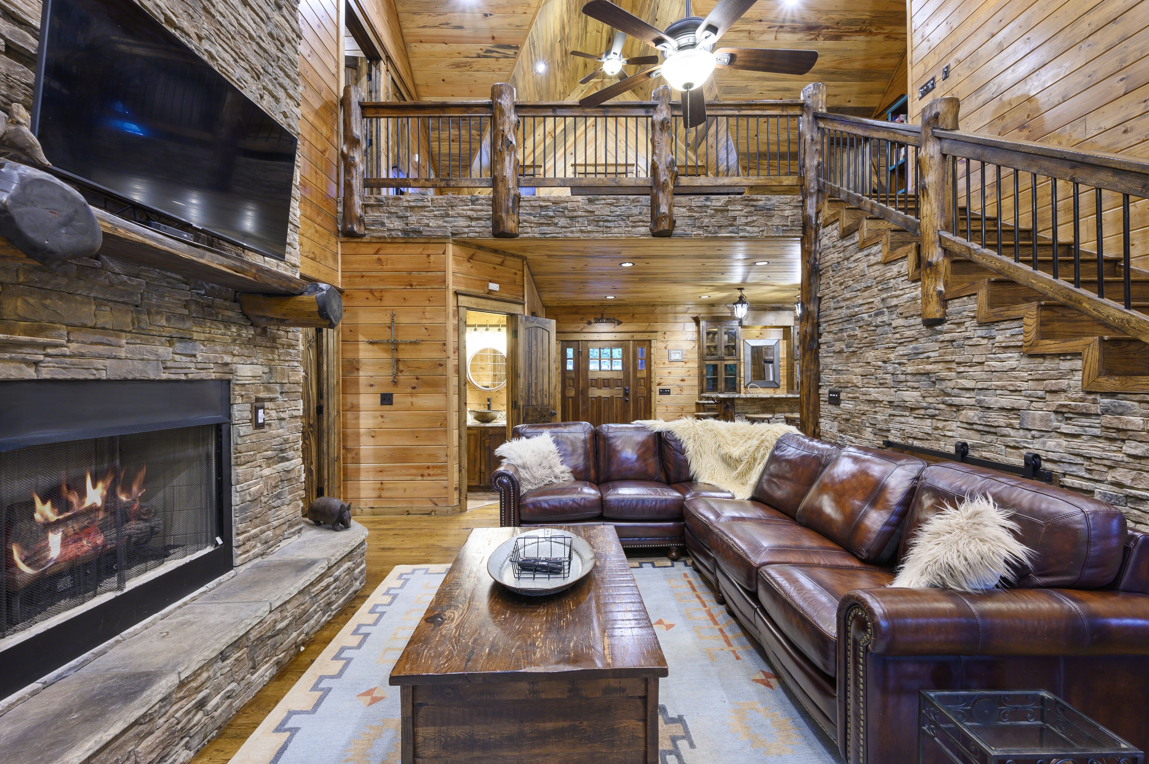'ALL SPRUCED UP' 5 STAR Luxury Cabin & Sleeps 18--ALL THE AMENITIES!