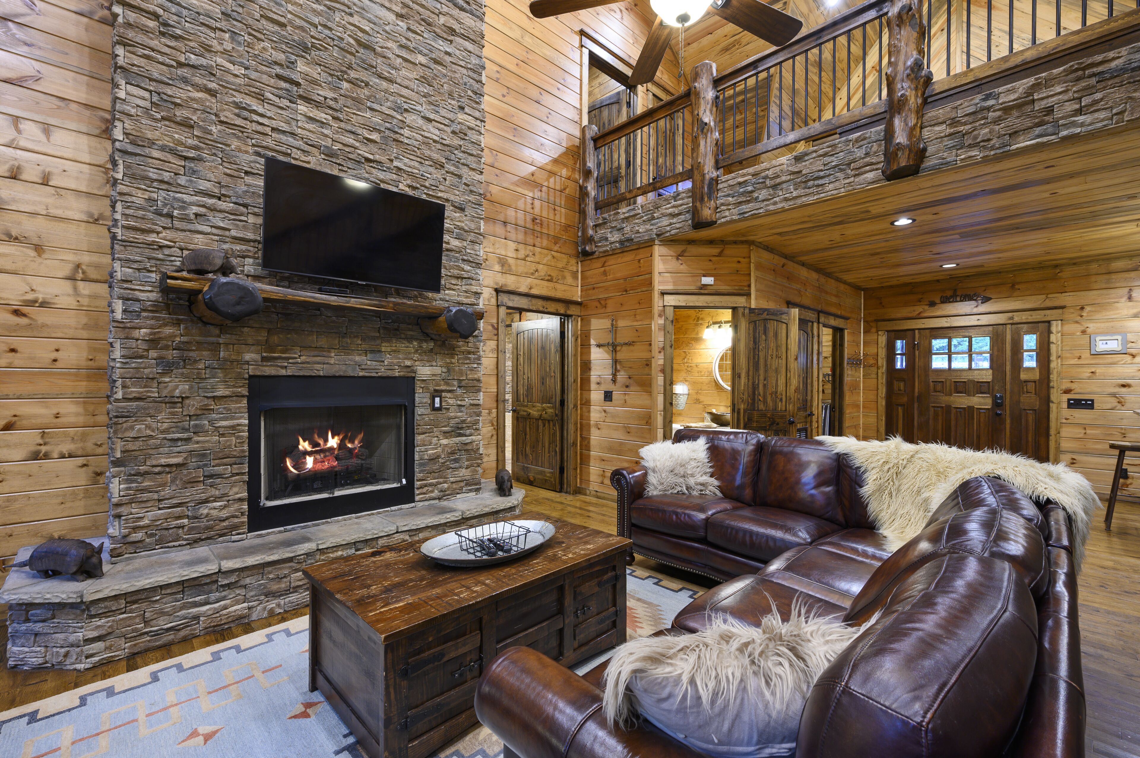 'ALL SPRUCED UP' 5 STAR Luxury Cabin & Sleeps 18--ALL THE AMENITIES!