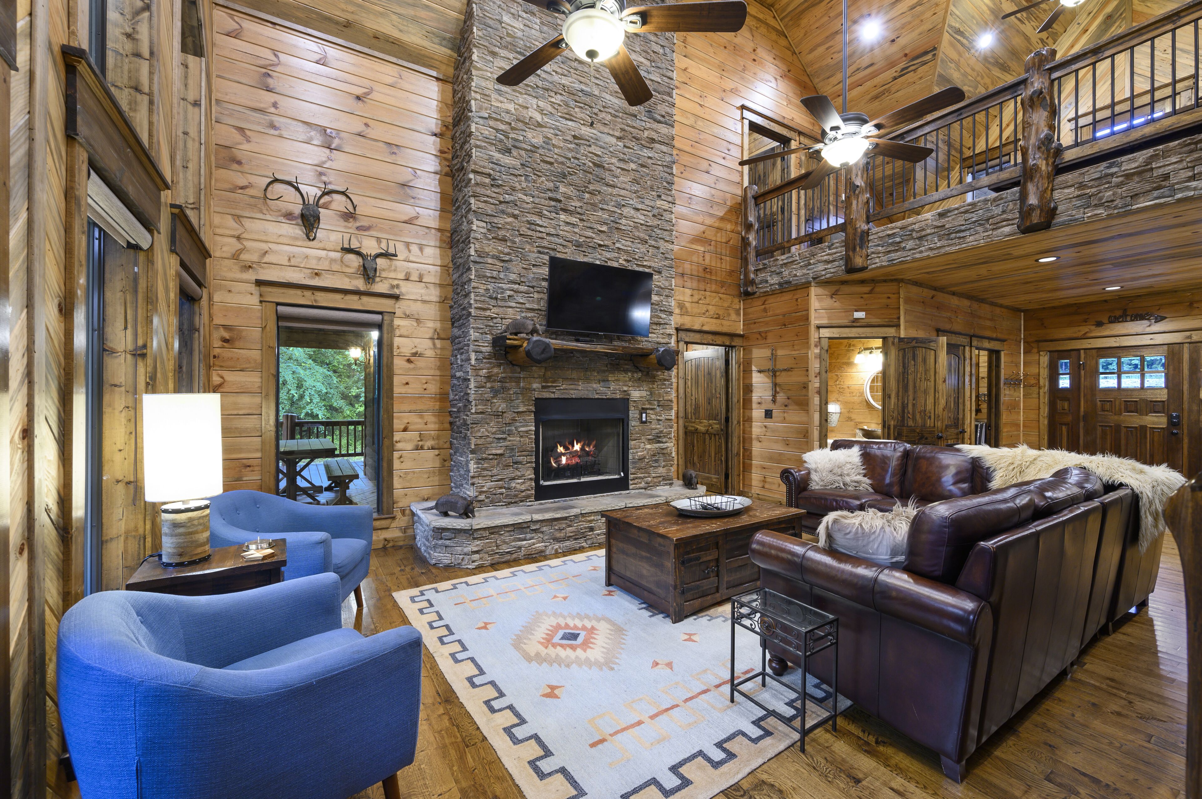 'ALL SPRUCED UP' 5 STAR Luxury Cabin & Sleeps 18--ALL THE AMENITIES!