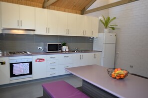 Fridge, microwave, oven, electric kettle - Mt Helen Accommodation - Ideal for large groups and short stays (Mount Helen)