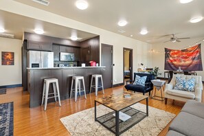 TV connectée, livres, vidéothèque, imprimantes