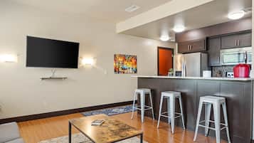 Smart TV, livros, videoteca, impressoras