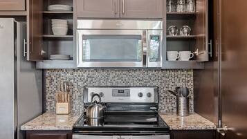 Geladeira, micro-ondas, fogão, cooktop