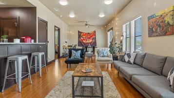 Una Smart TV, libros, una videoteca, una impresora