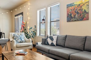 TV connectée, livres, vidéothèque, imprimantes