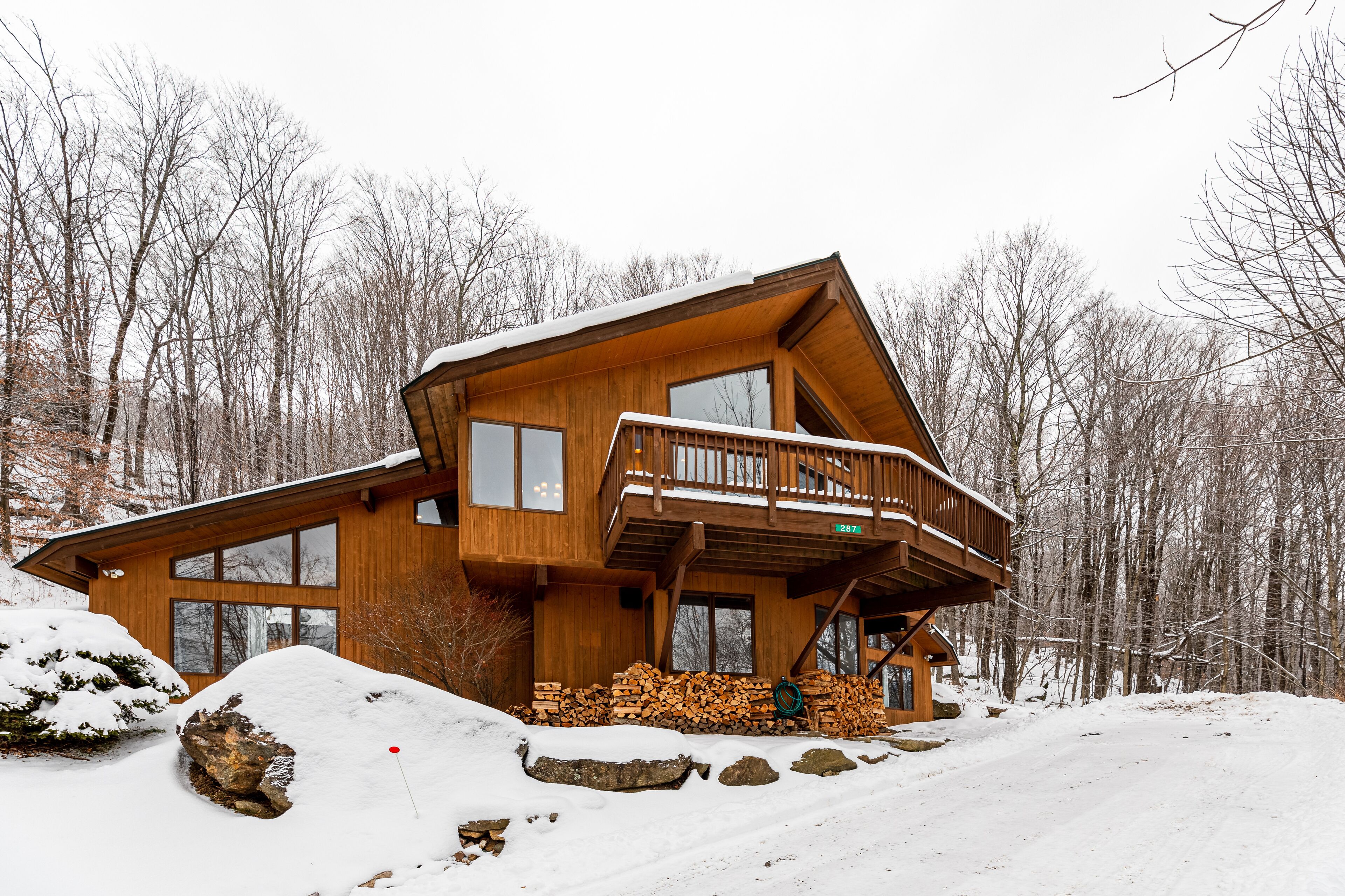 Luxury Ski House on Killington Mtn, 2 beds & Den w/ 3 en-suite baths, hot tub