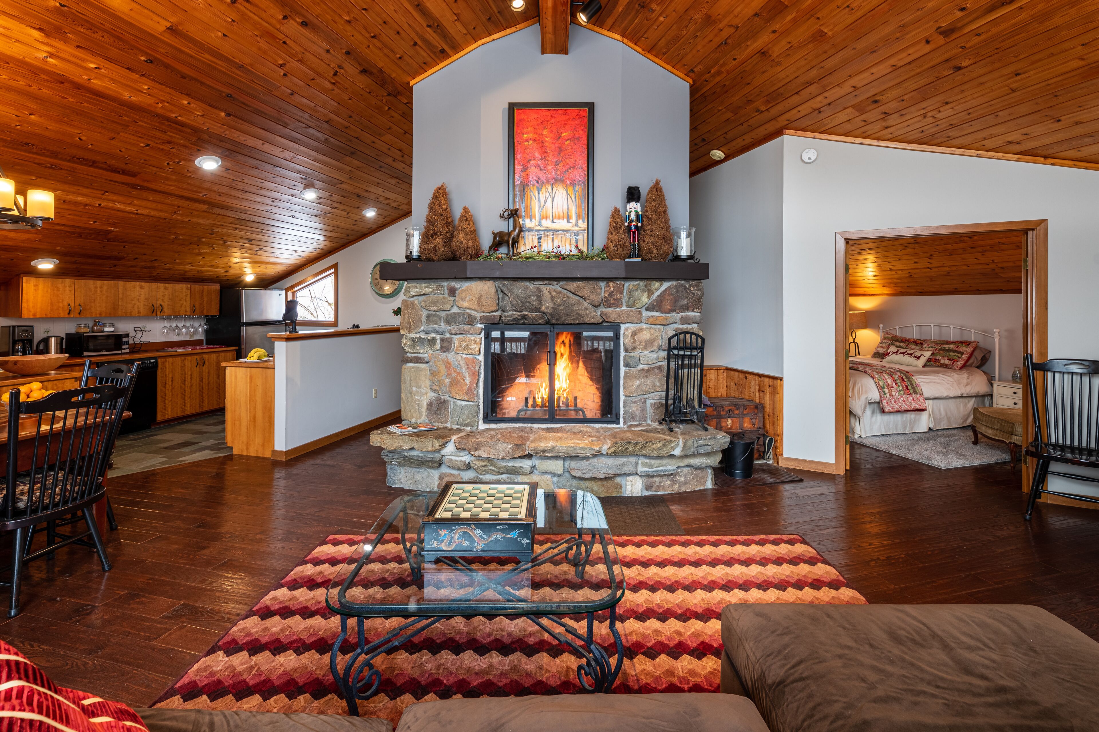 Luxury Ski House on Killington Mtn, 2 beds & Den w/ 3 en-suite baths, hot tub