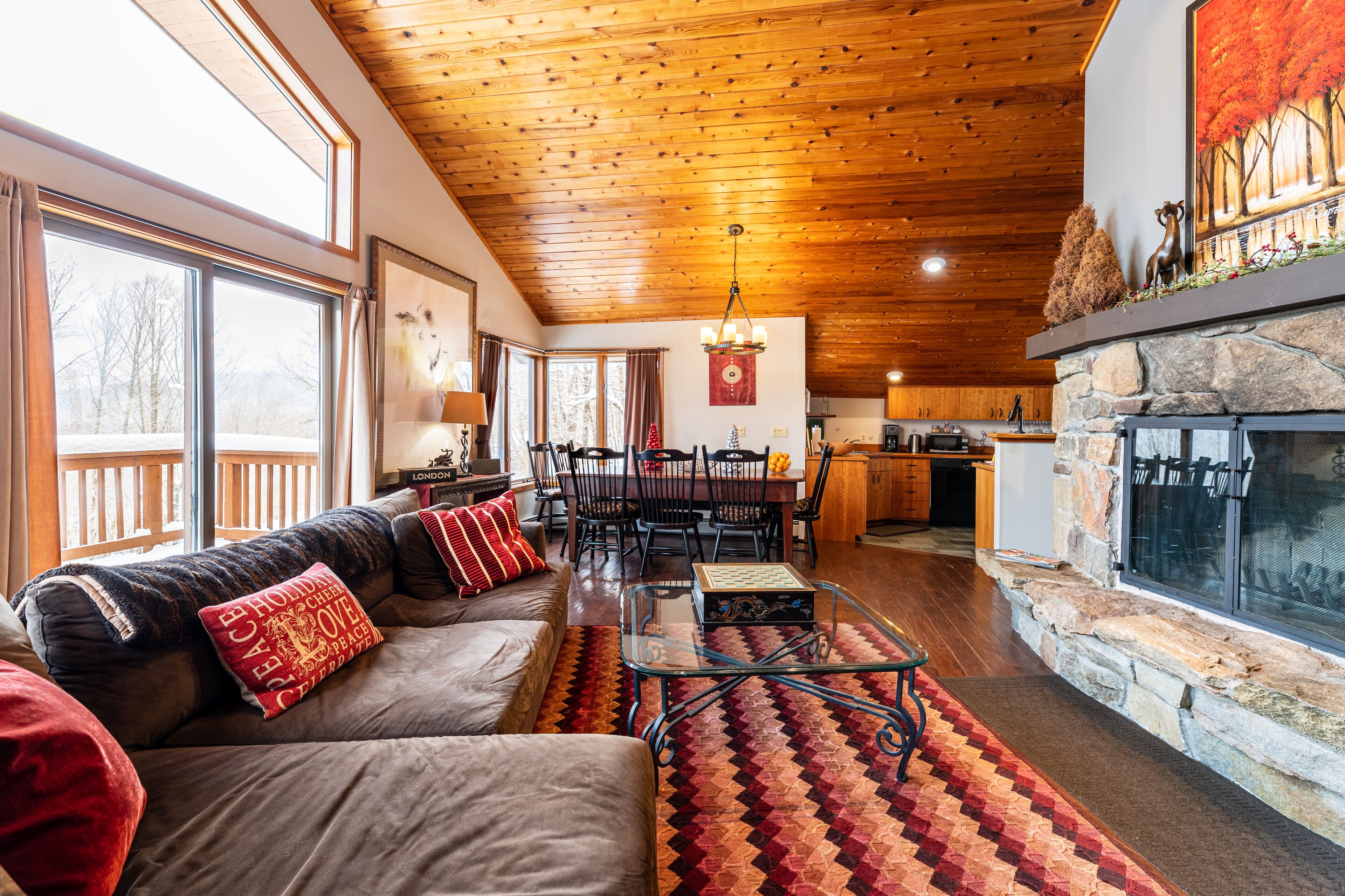 Luxury Ski House on Killington Mtn, 2 beds & Den w/ 3 en-suite baths, hot tub