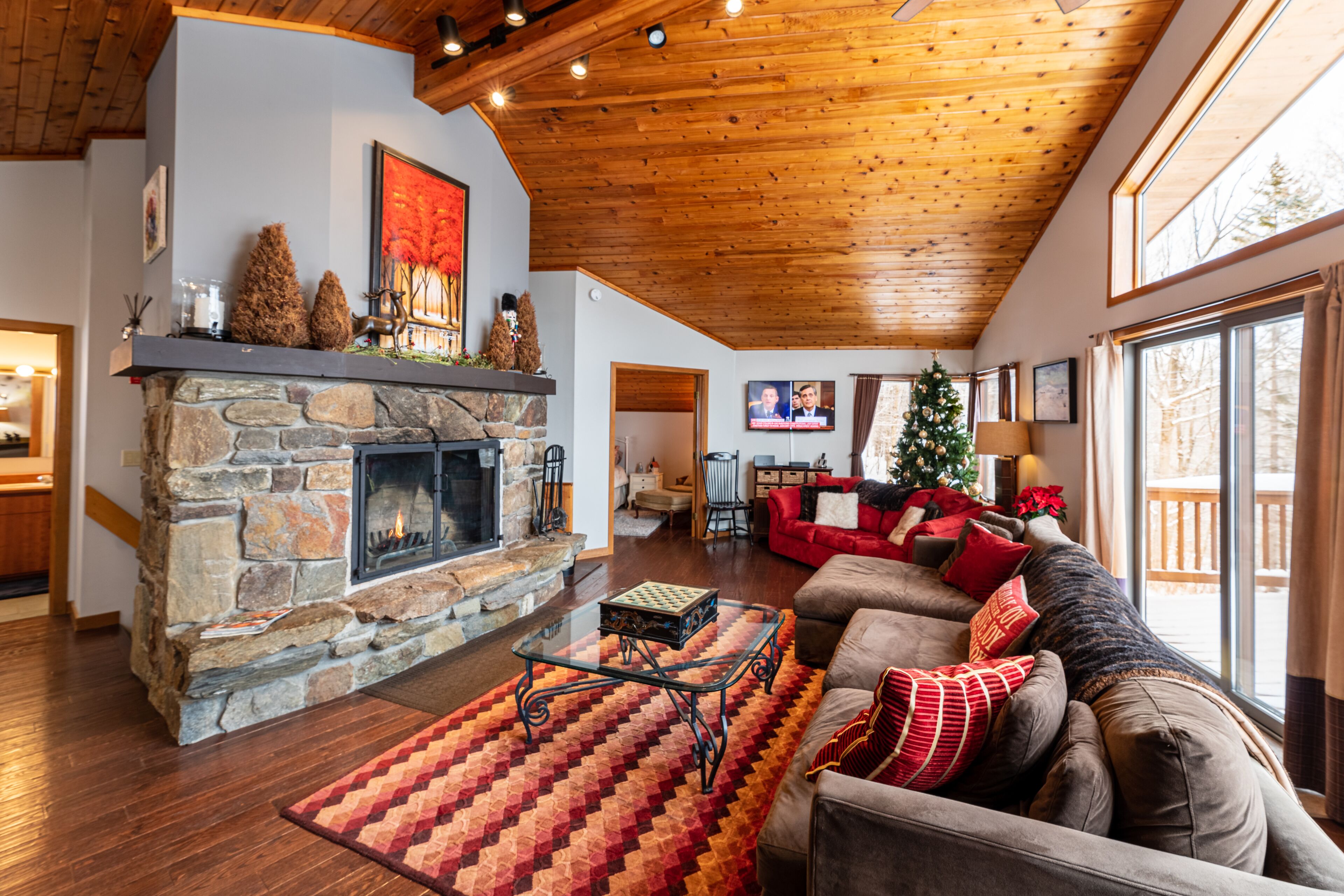 Luxury Ski House on Killington Mtn, 2 beds & Den w/ 3 en-suite baths, hot tub