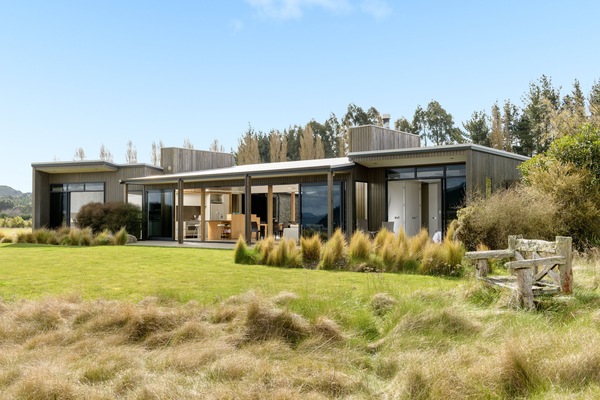 300sqm (3200sqf) architectural 4 bedroom home