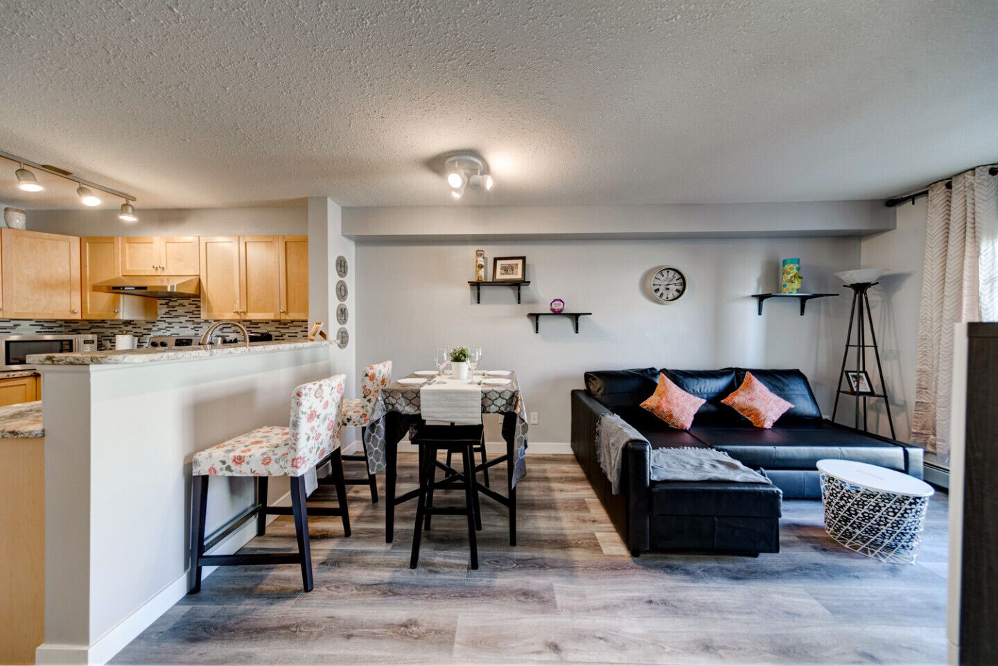 Downtown Condo Sleep 4 people (FREE underground parking)