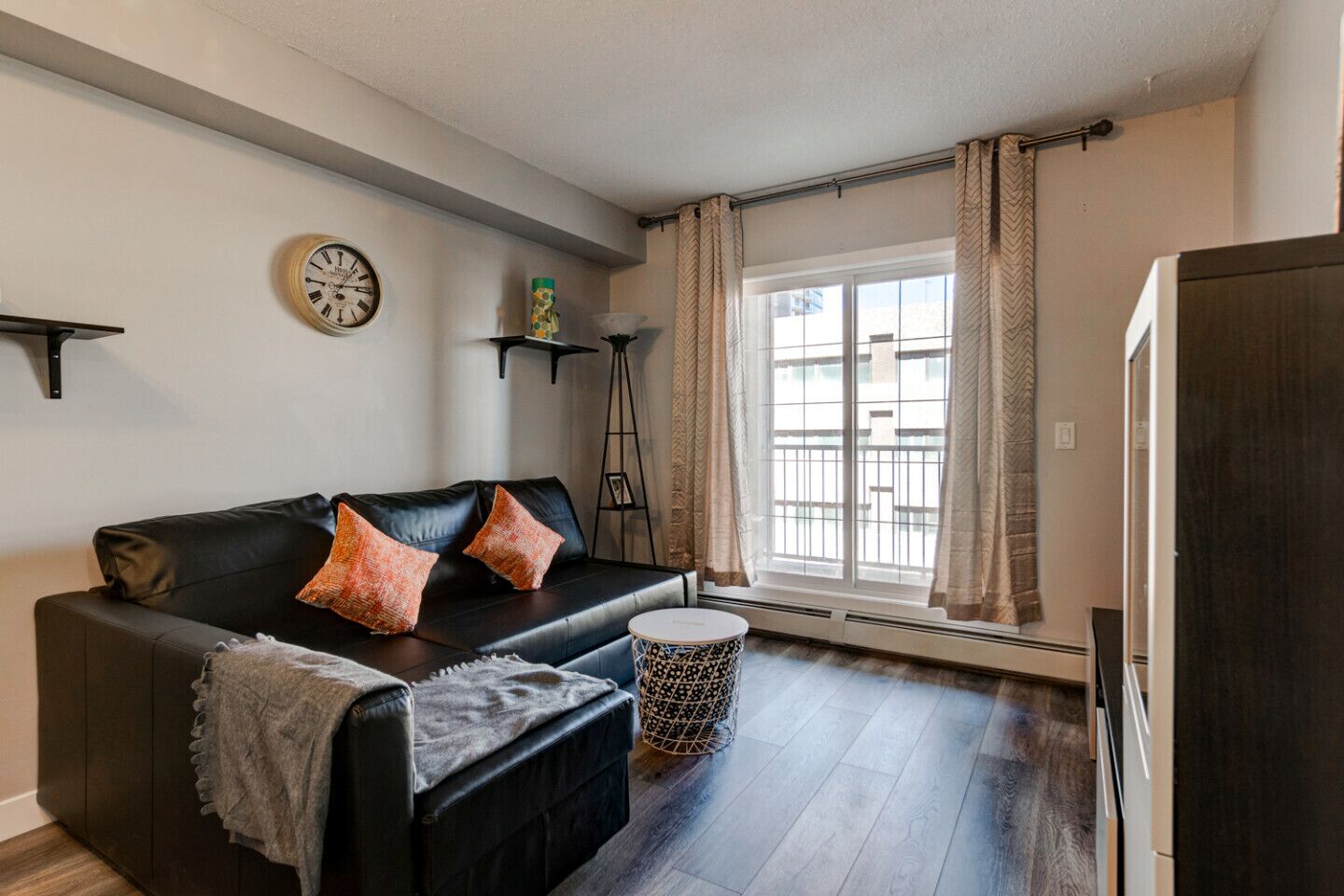 Downtown Condo Sleep 4 people (FREE underground parking)