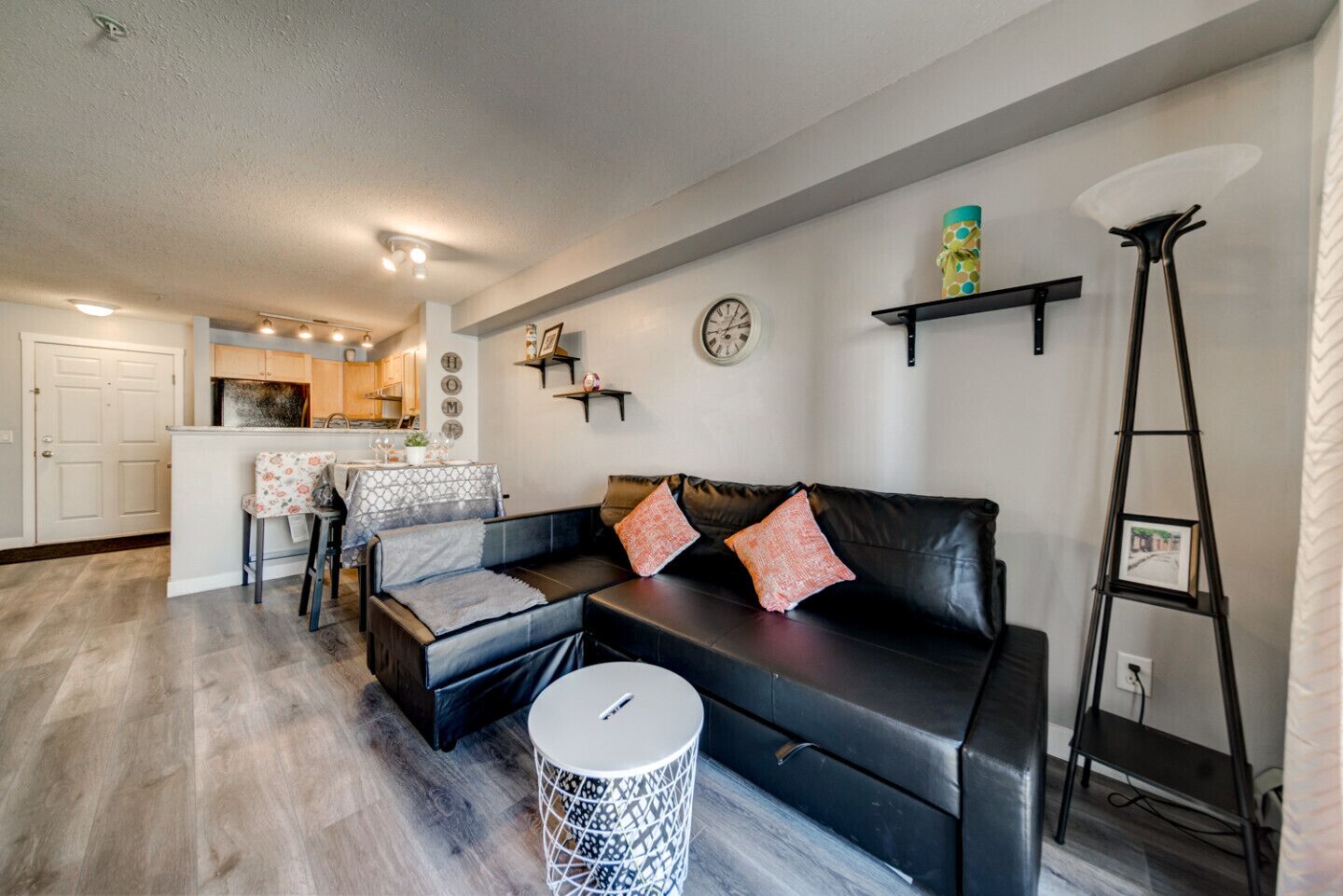 Downtown Condo Sleep 4 people (FREE underground parking)