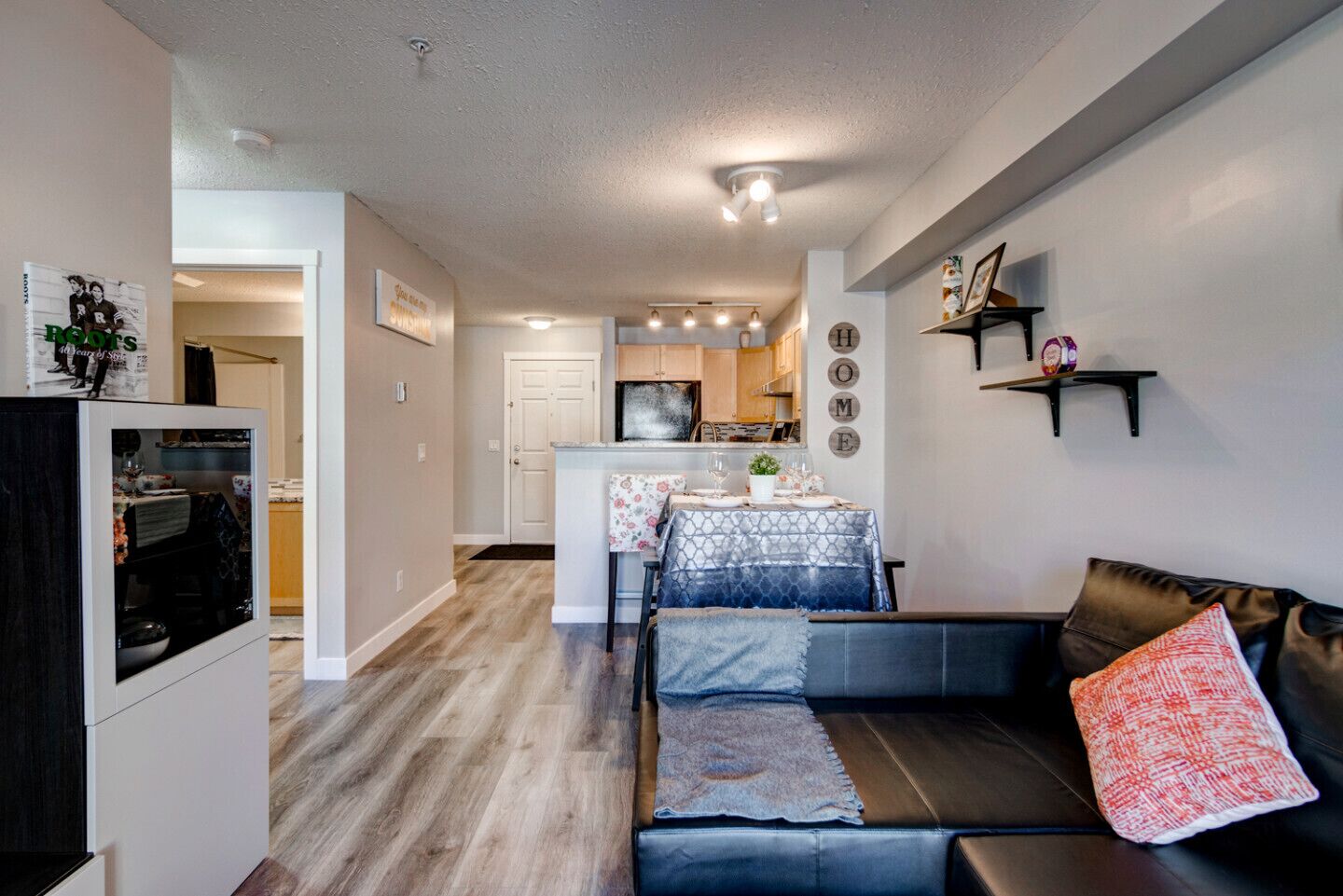 Downtown Condo Sleep 4 people (FREE underground parking)