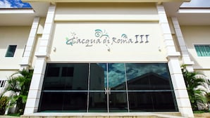 A building with a sign reading "Acqua di Roma III". - Apartment in Brazil's Largest Hot Springs Resort + 12 Pools, Water Slide and Fun (Privê das Caldas)