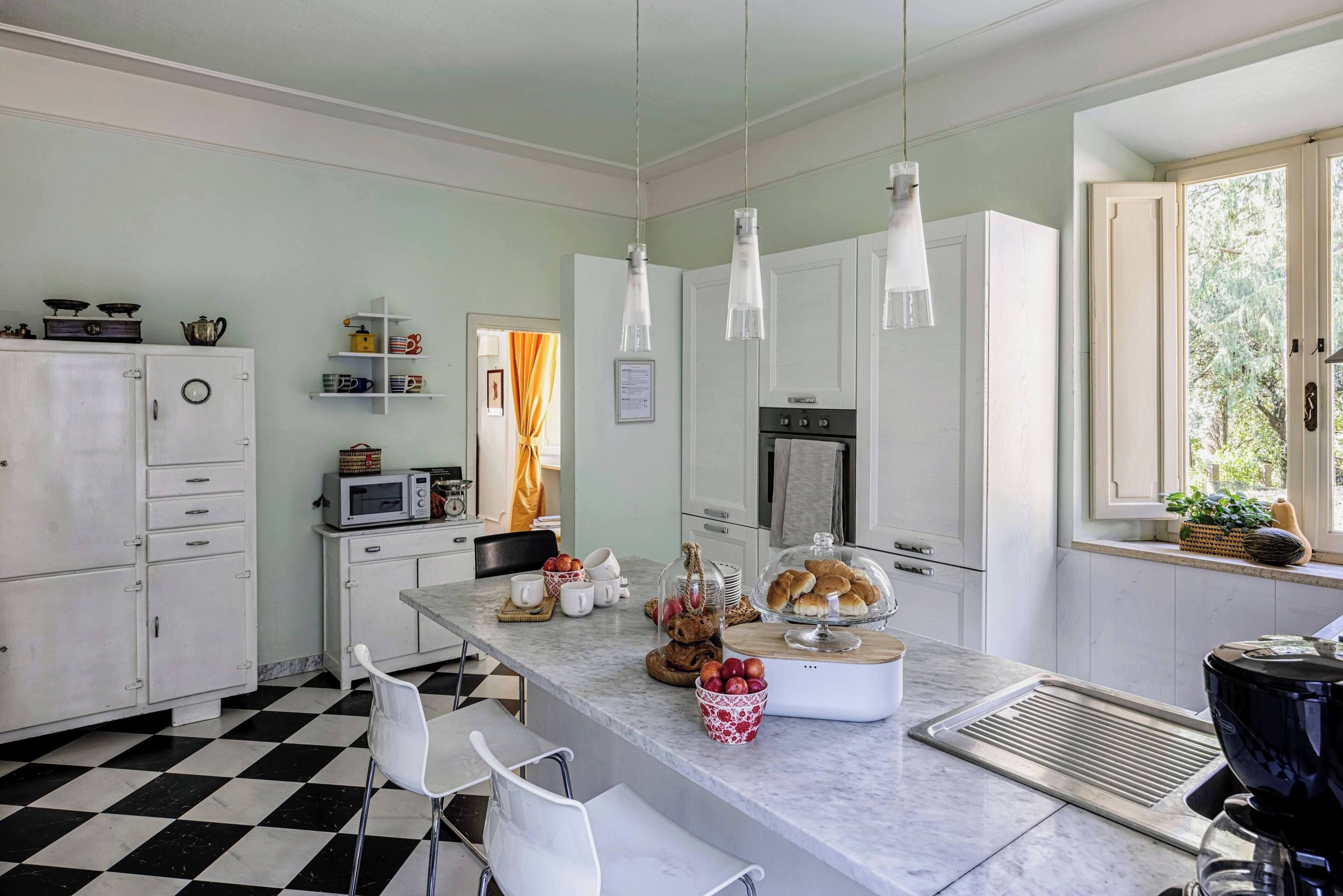 Kylskåp, mikrovågsugn, ugn och spishäll