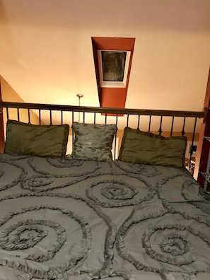 4 bedrooms, iron/ironing board, free WiFi, bed sheets