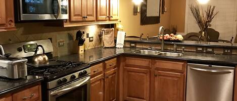 Réfrigérateur, micro-ondes, plaque de cuisson, lave-vaisselle