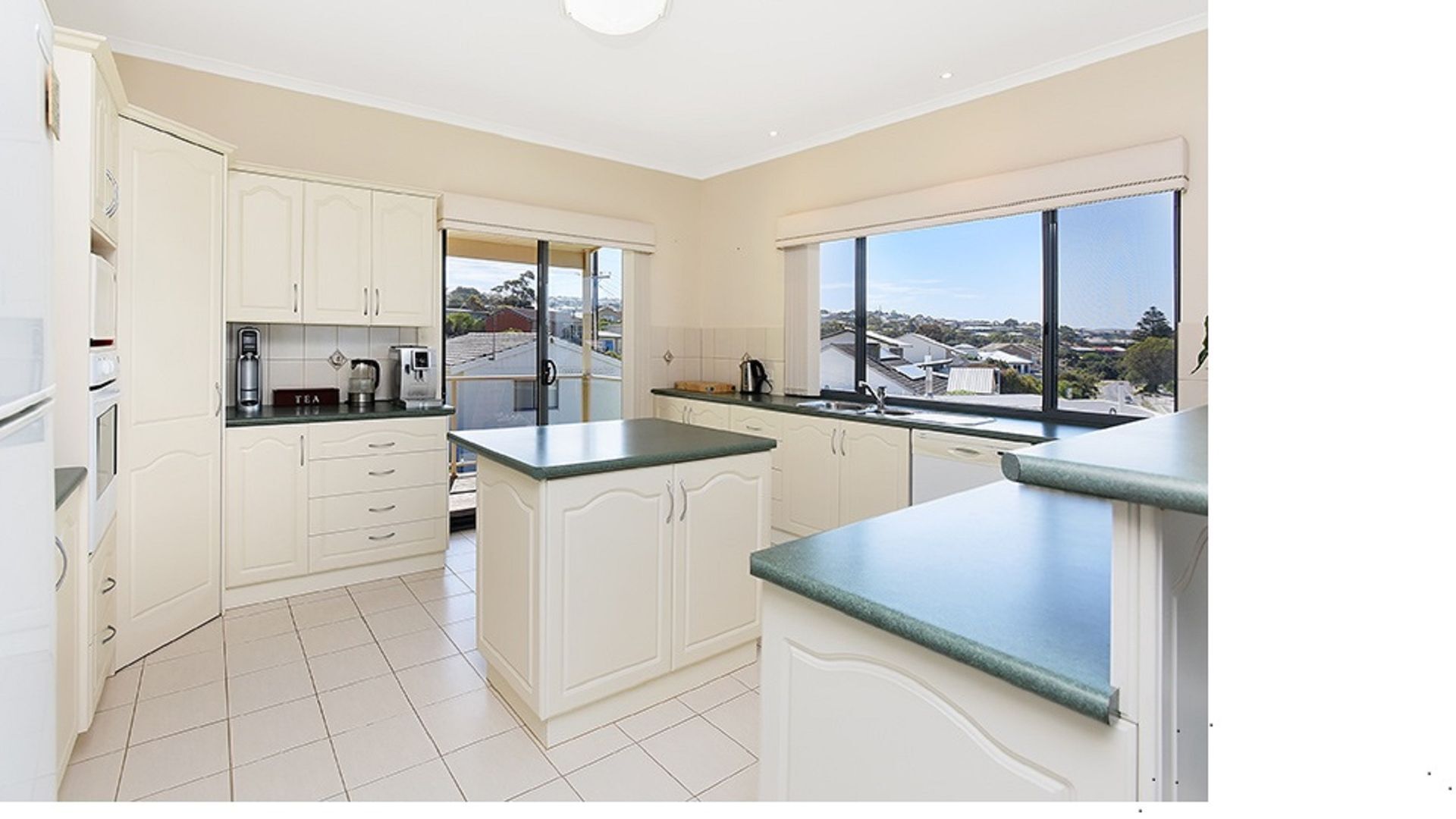 Encounter the View - stunning panoramic ocean views (No schoolies) — image 9