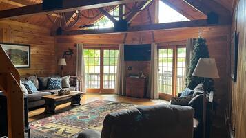 Télévision, cheminée, lecteur de DVD, baby-foot