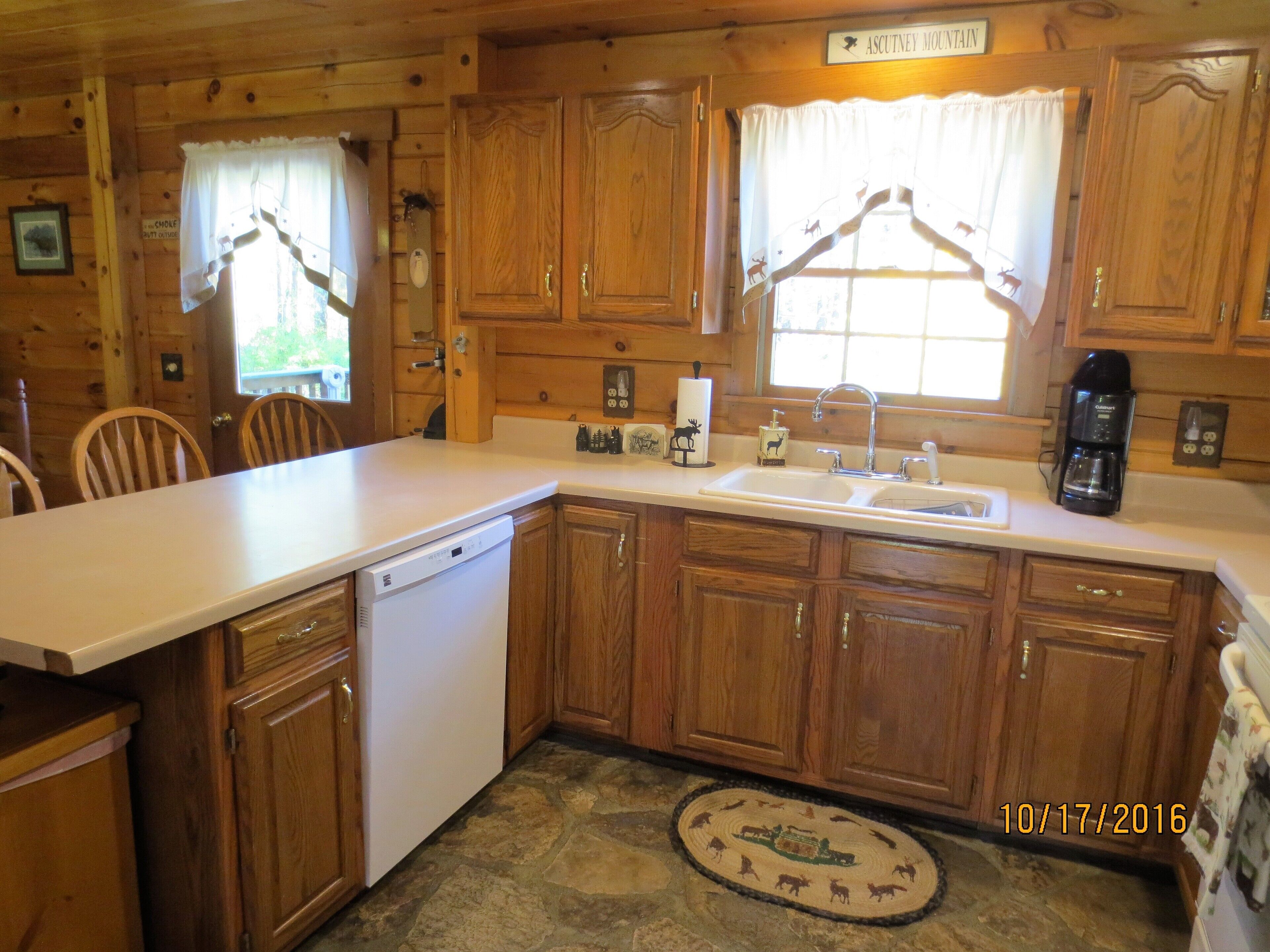 Log Cabin home with Mt Ascutney views and pool table