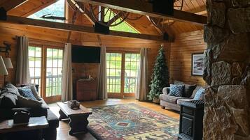 Télévision, cheminée, lecteur de DVD, baby-foot