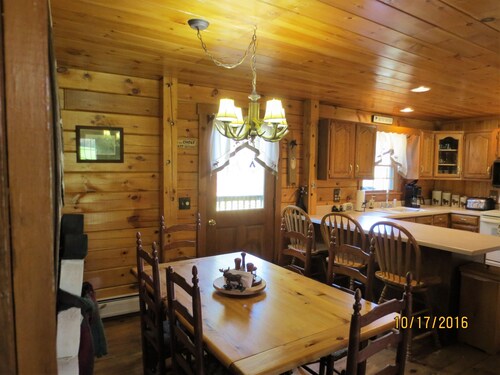 Log Cabin home with Mt Ascutney views and pool table