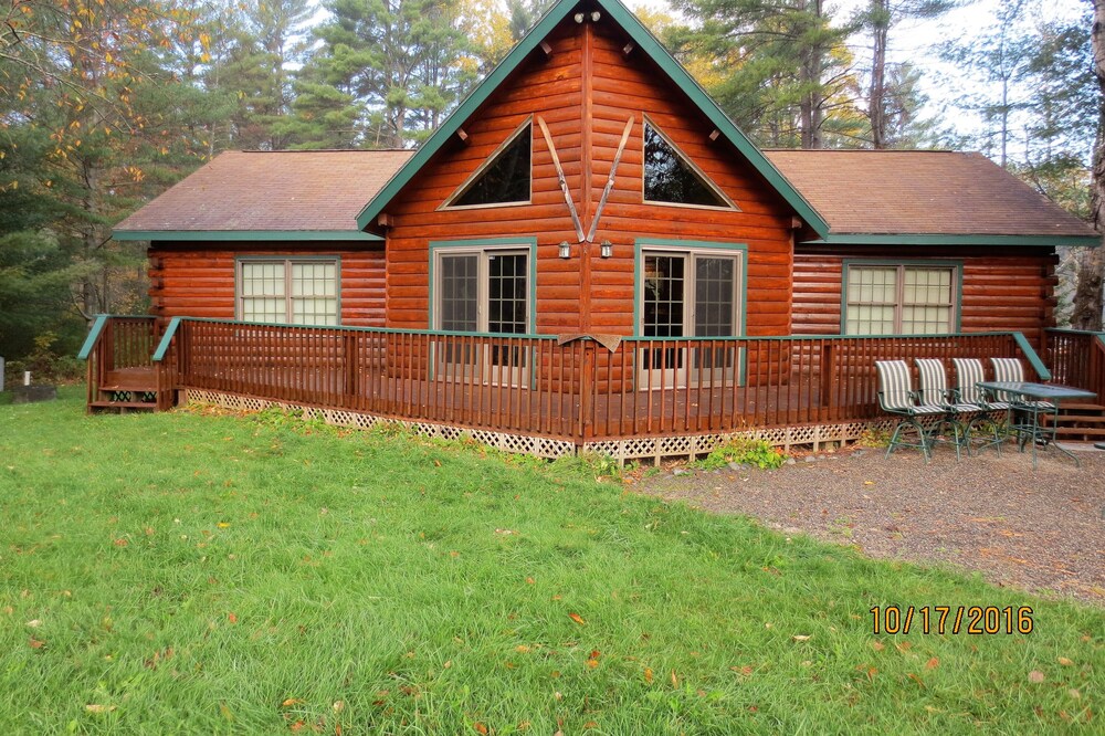 Log Cabin home with Mt Ascutney views and pool table