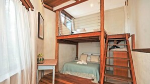 5 bedrooms, iron/ironing board, WiFi, bed sheets - Nagual Retreat with its 'big sky views (Leura)