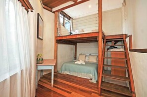Tabla de planchar con plancha, wifi, ropa de cama