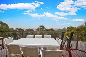 Outdoor dining - Nagual Retreat with its 'big sky views (Leura)