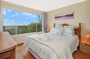 Iron/ironing board, WiFi, bed sheets - Nagual Retreat with its 'big sky views (Leura)